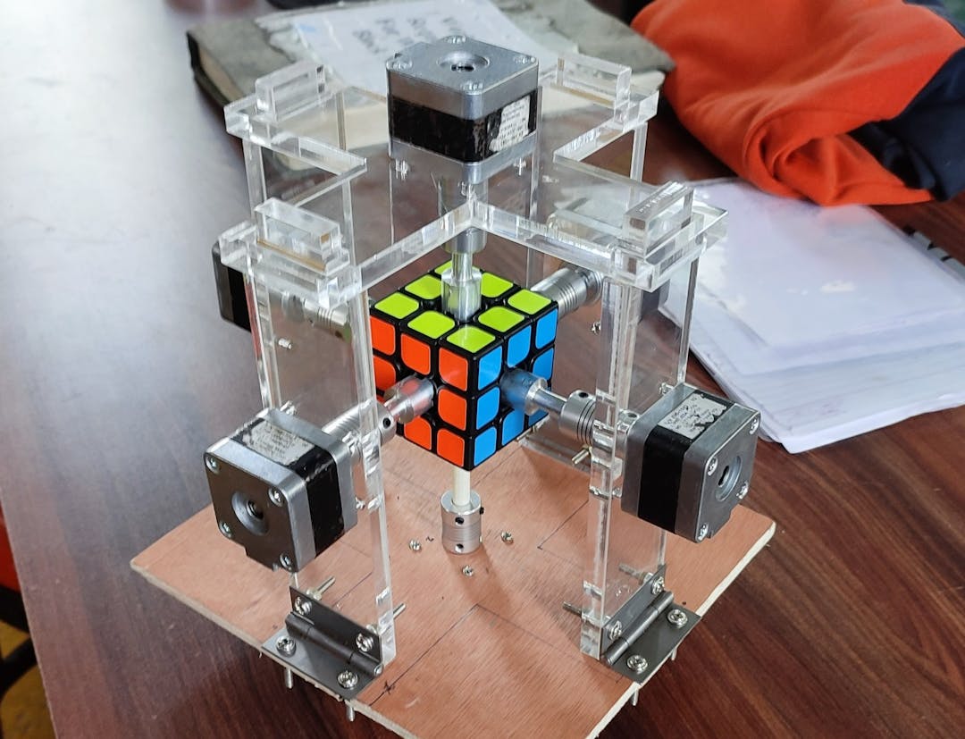 Rubik's Cube Solving Robot
