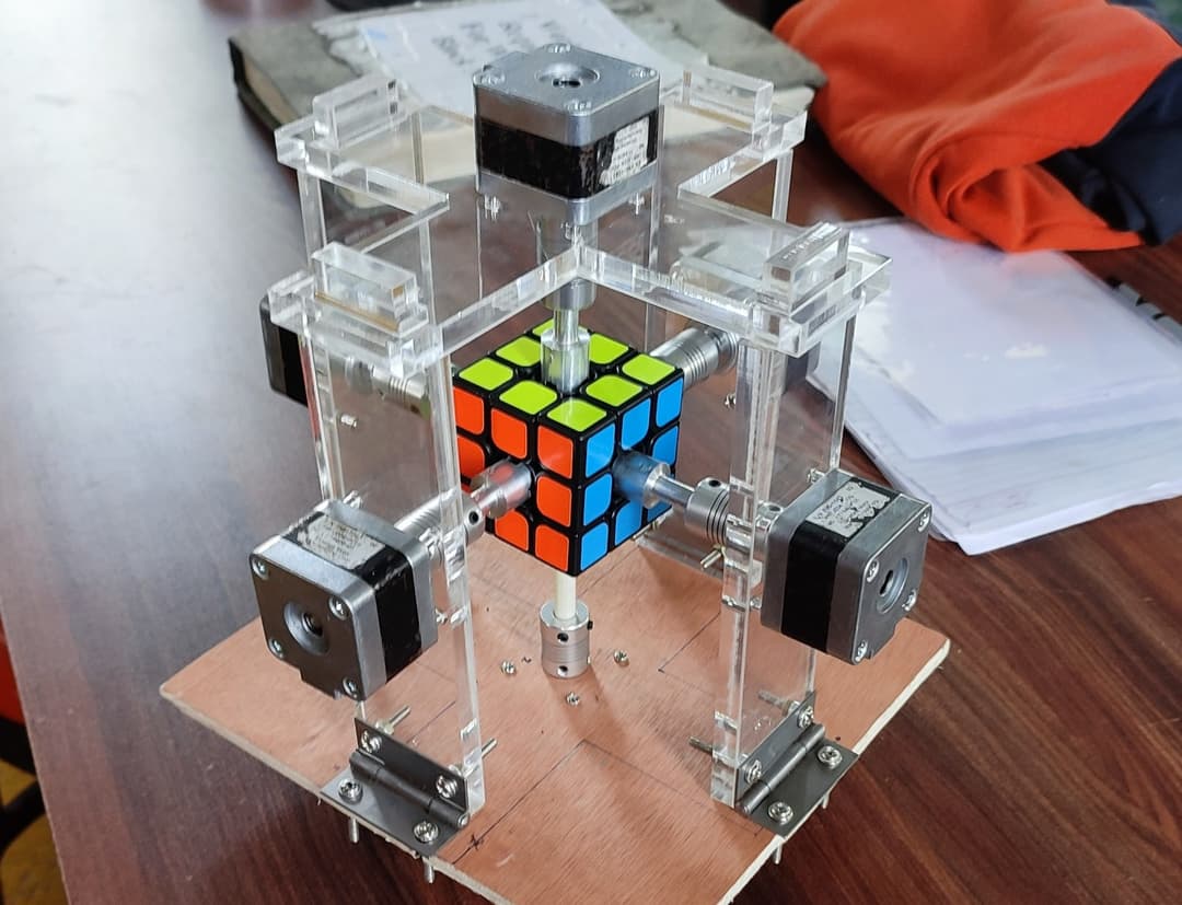 Rubik's Cube Solving Robot